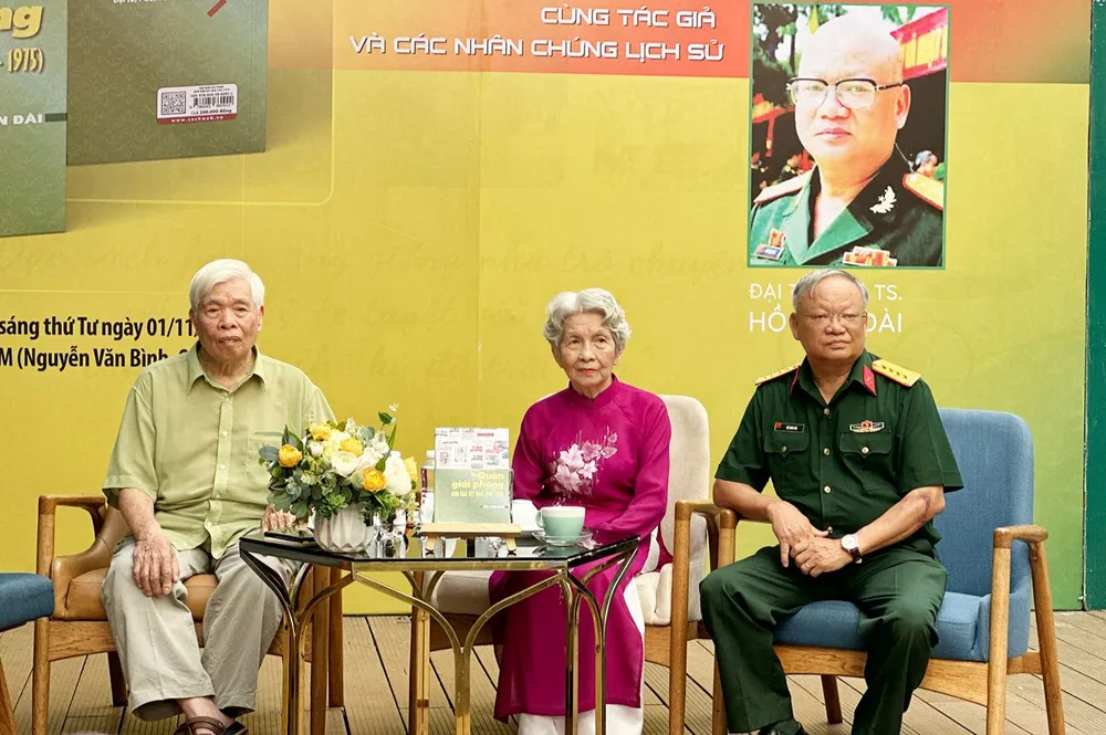 PGS-TS Hồ Sơn Đài (ngoài cùng bên phải) cùng 2 cựu phóng viên Báo Quân giải phóng Nguyễn Đình Thịnh và Trần Thị Vinh tại chương trình giao lưu PGS-TS Hồ Sơn Đài (ngoài cùng bên phải) cùng 2 cựu phóng viên Báo Quân giải phóng Nguyễn Đình Thịnh và Trần Thị Vinh tại chương trình giao lưu