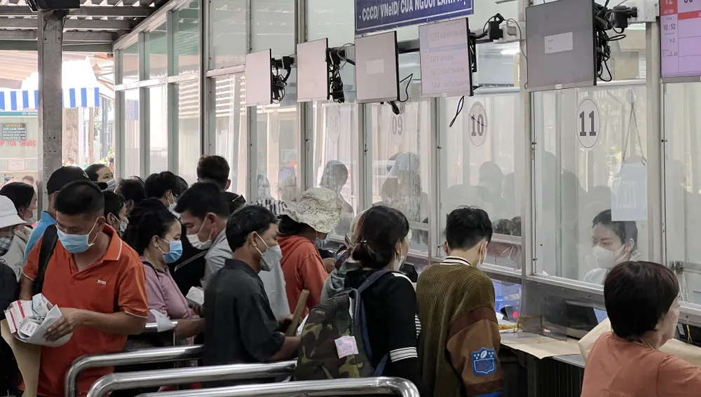 Người dân chờ nhận thuốc BHYT tại Bệnh viện Chợ Rẫy. Ảnh: CAO THĂNG Người dân chờ nhận thuốc BHYT tại Bệnh viện Chợ Rẫy. Ảnh: CAO THĂNG