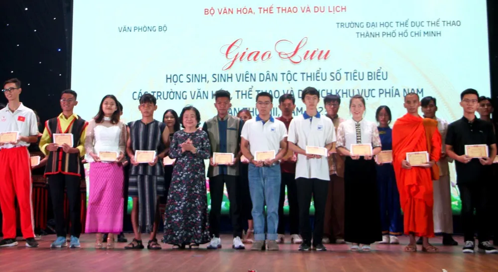 Bà Trương Mỹ Hoa, nguyên Phó Chủ tịch nước, Chủ tịch Quỹ học bổng Vừ A Dính, trao học bổng cho các em học sinh sinh viên xuất sắc năm học 2022-2023. Ảnh: THÚY BÌNH