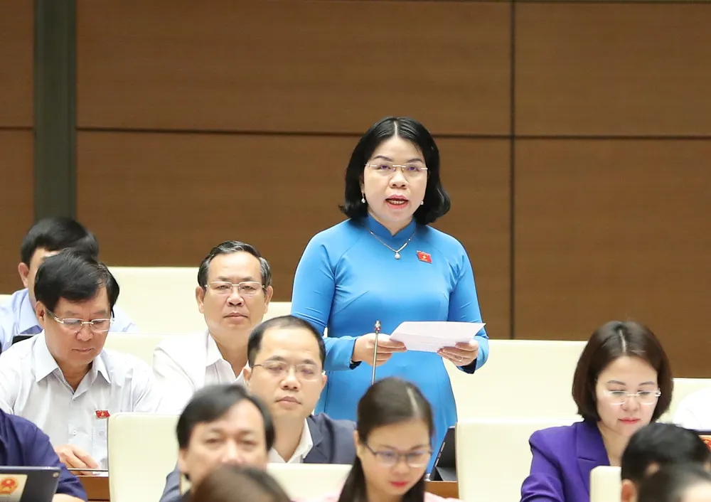 Đại biểu Nguyễn Thị Ngọc Xuân (Bình Dương) chất vấn Bộ trưởng TN-MT Đặng Quốc Khánh, sáng 7-11. Ảnh: QUANG PHÚC Đại biểu Nguyễn Thị Ngọc Xuân (Bình Dương) chất vấn Bộ trưởng TN-MT Đặng Quốc Khánh, sáng 7-11. Ảnh: QUANG PHÚC