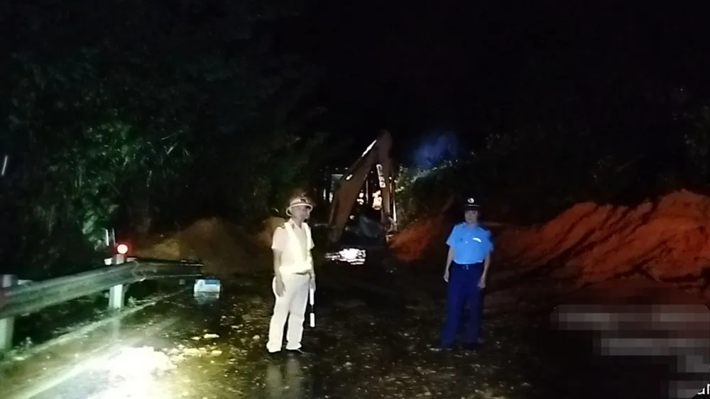 Lực lượng chức năng đến hiện trường để điều tiết giao thông Lực lượng chức năng đến hiện trường để điều tiết giao thông