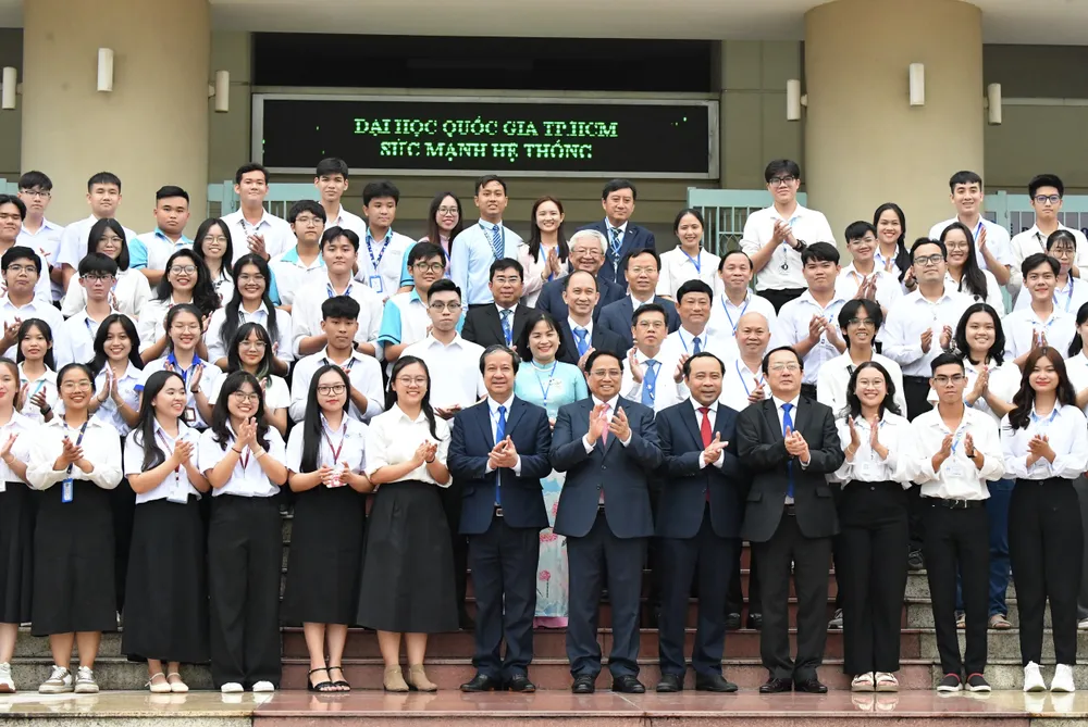 Thủ tướng Phạm Minh Chính cùng thầy cô và sinh viên Đại học Quốc gia TPHCM. Ảnh: VIỆT DŨNG