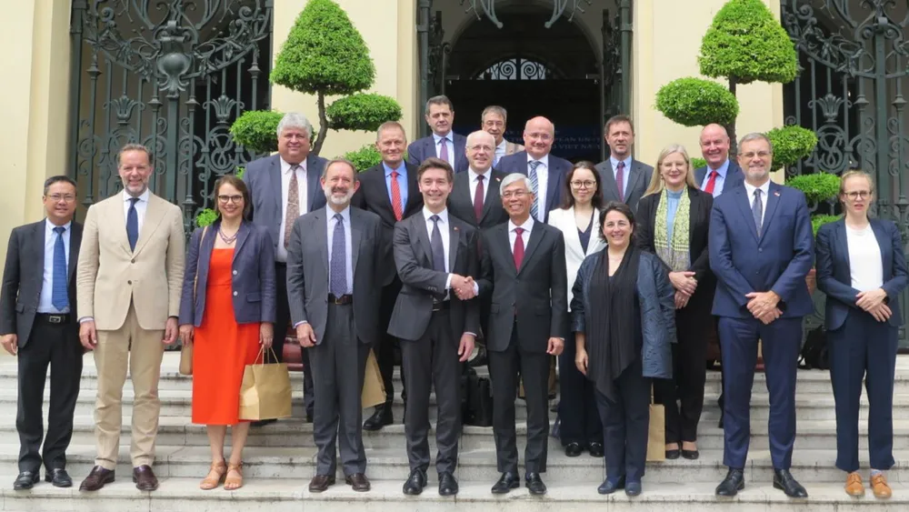 Lãnh đạo TPHCM và đoàn Đại sứ các nước thành viên Liên minh châu Âu chụp ảnh lưu niệm Lãnh đạo TPHCM và đoàn Đại sứ các nước thành viên Liên minh châu Âu chụp ảnh lưu niệm