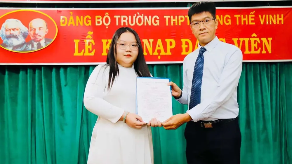 Đảng bộ Trường THPT Lương Thế Vinh, quận 1 (TPHCM) tổ chức lễ kết nạp đảng viên cho học sinh Đảng bộ Trường THPT Lương Thế Vinh, quận 1 (TPHCM) tổ chức lễ kết nạp đảng viên cho học sinh