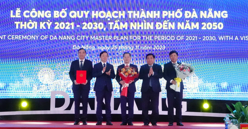 Phó Thủ tướng Chính phủ Trần Hồng Hà trao quyết định phê duyệt Quy hoạch TP Đà Nẵng thời kỳ 2021 - 2030, tầm nhìn đến năm 2050. Ảnh: XUÂN QUỲNH