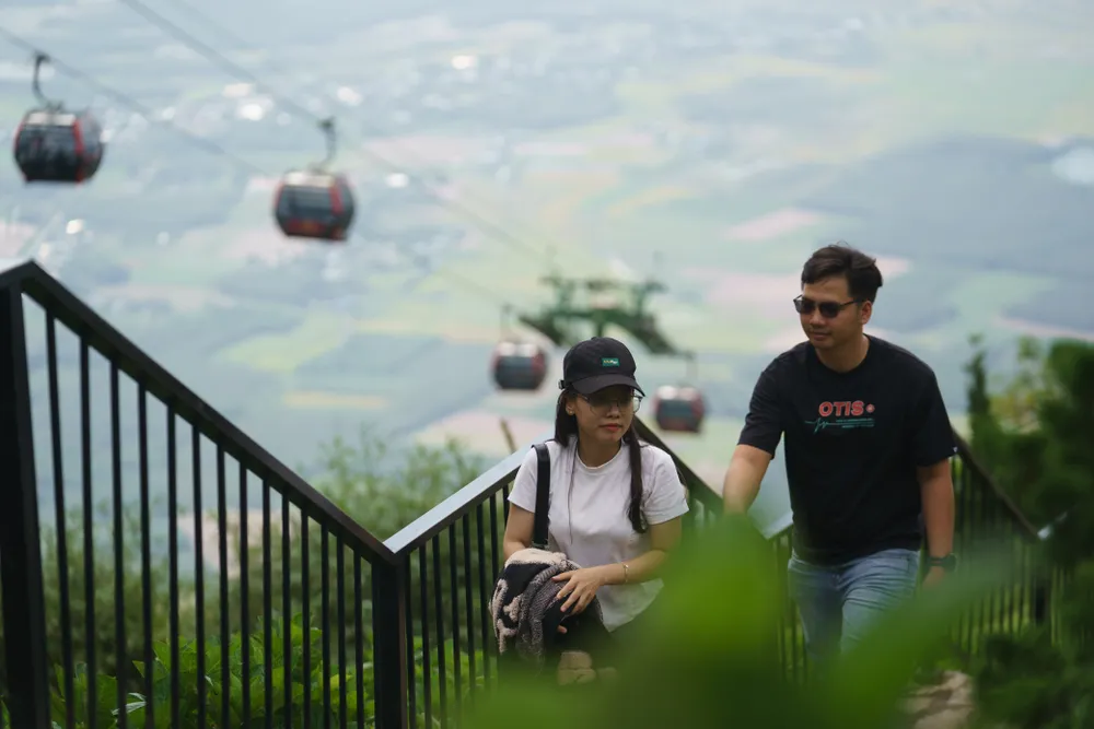 Combo vé hai tuyến cáp treo núi Bà chỉ còn 300.000 đồng trong tháng 12-2023. Ảnh: Sun World Ba Den Mountain Combo vé hai tuyến cáp treo núi Bà chỉ còn 300.000 đồng trong tháng 12-2023. Ảnh: Sun World Ba Den Mountain