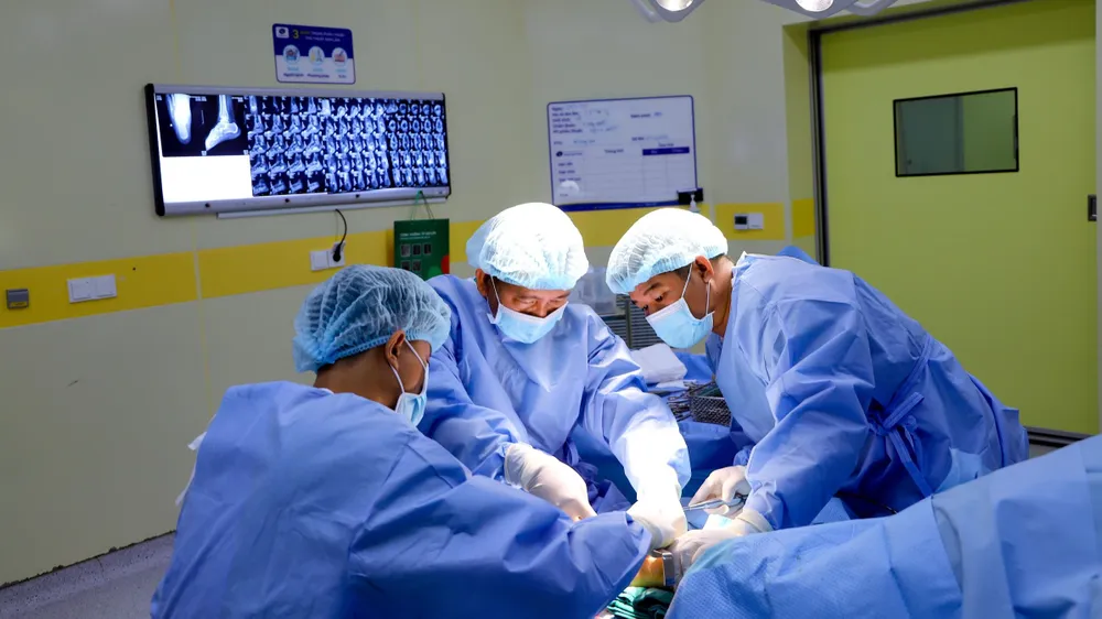Các bác sĩ đang phẫu thuật cho bệnh nhân Các bác sĩ đang phẫu thuật cho bệnh nhân