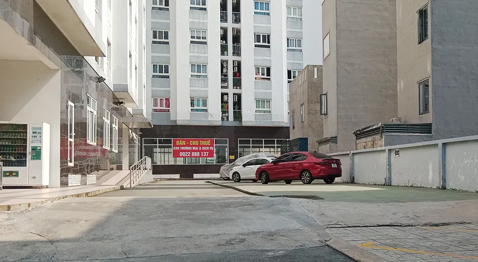 Một đoạn tường rào (bên phải) lấn vào sân là phần đất đang tranh chấp giữa chủ đầu tư chung cư An Phú Đông (quận 12, TPHCM) với một người dân