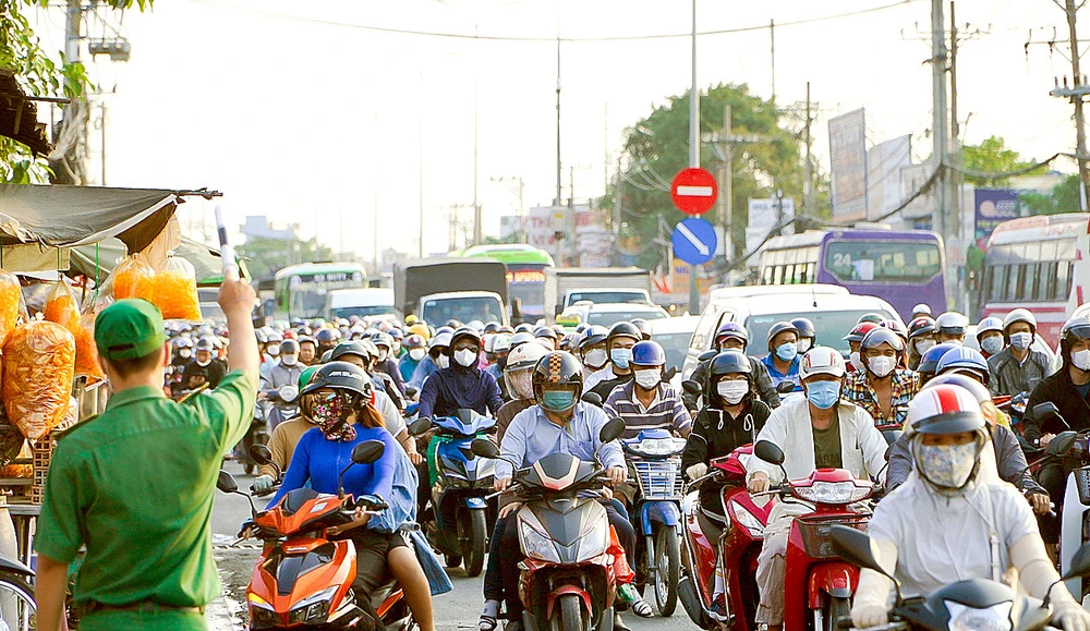 Quốc lộ 1 đoạn từ cầu Bình Điền đến vòng xoay Nguyễn Văn Linh thường xuyên kẹt xe. Ảnh: QUỐC HÙNG