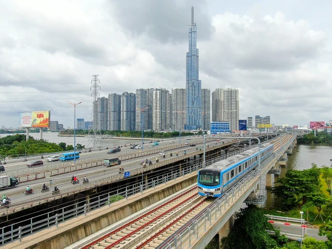 Tàu metro số 1 đang chạy thử nghiệm tuyến Bến Thành - Suối Tiên. Ảnh: HOÀNG HÙNG