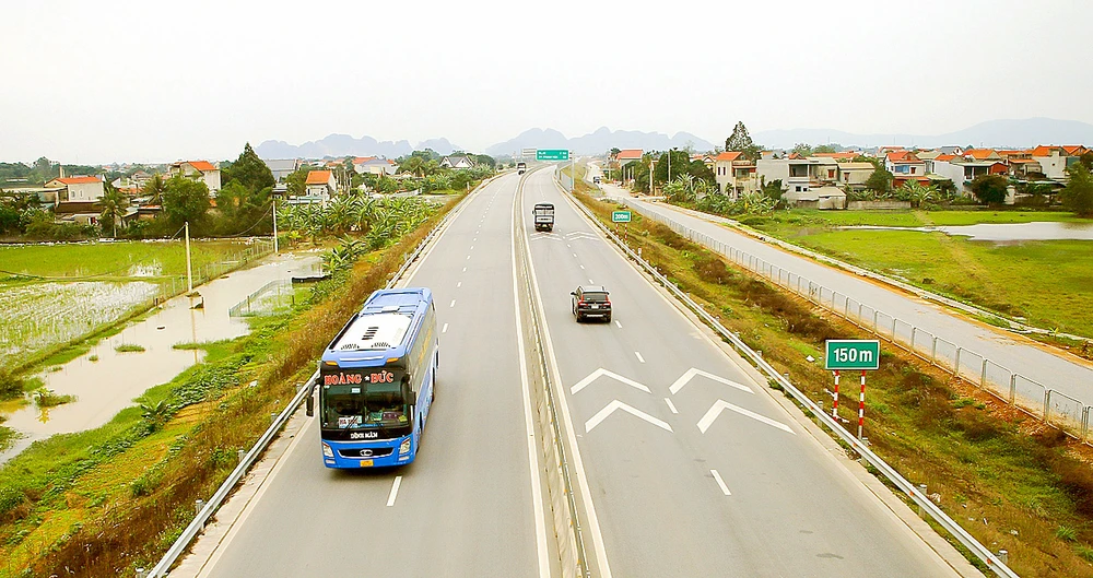 Đường cao tốc Bắc - Nam giúp người dân Bắc miền Trung rộng đường về quê đón tết. Ảnh: DUY CƯỜNG 1h-2594.jpg