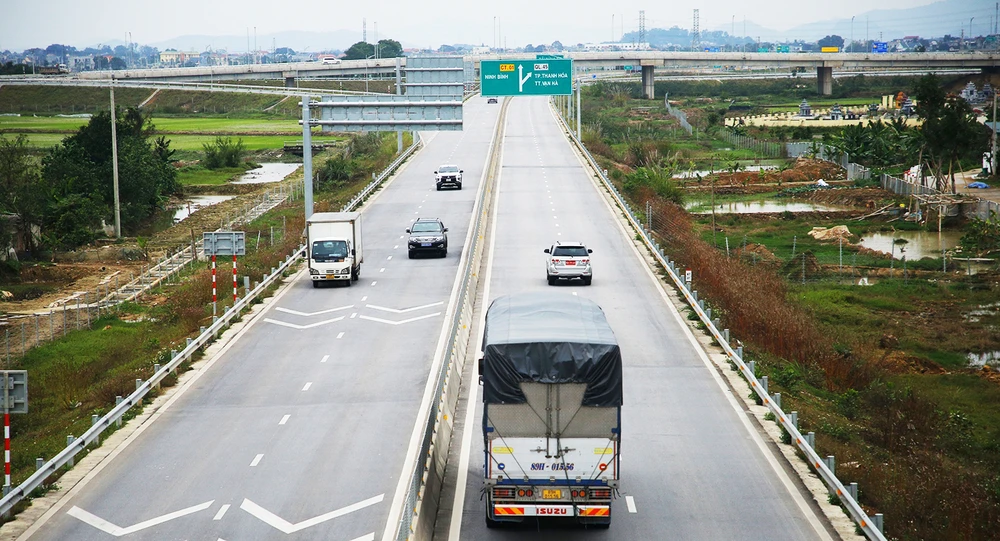 Đường cao tốc Bắc - Nam đoạn qua Thanh Hóa, Nghệ An với các nút giao kết nối đã tạo thuận lợi cho việc đi lại. Ảnh: DUY CƯỜNG 5a-1361.jpg