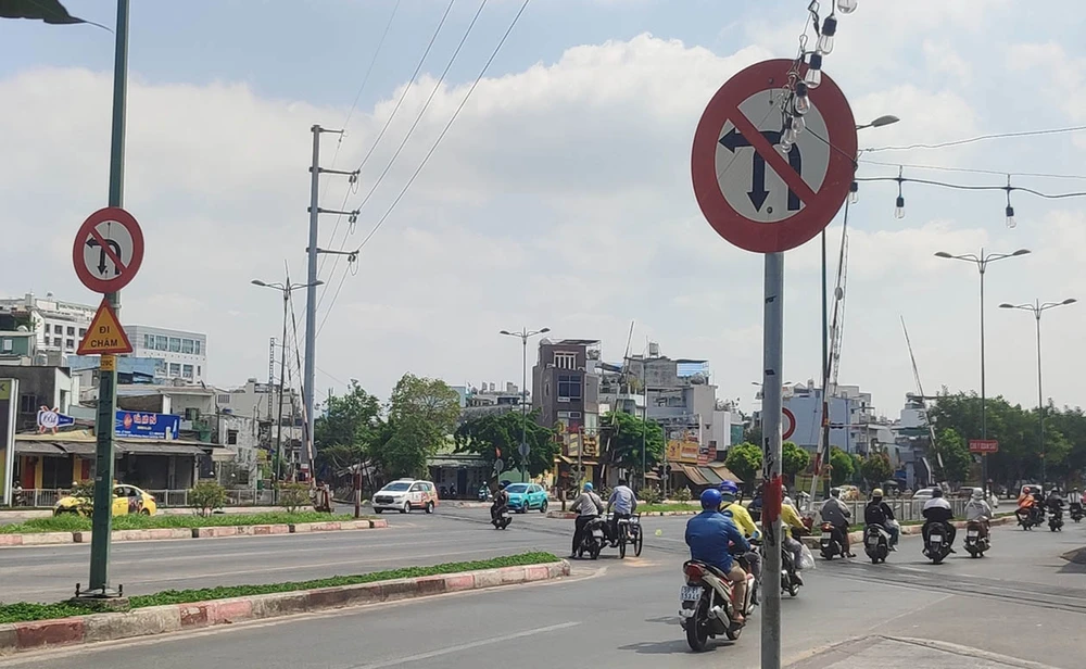 Biển báo cấm rẽ trái, quay đầu tại đoạn giao nhau giữa đường Phạm Văn Đồng và đường ray xe lửa ở phường 1, quận Gò Vấp, TPHCM