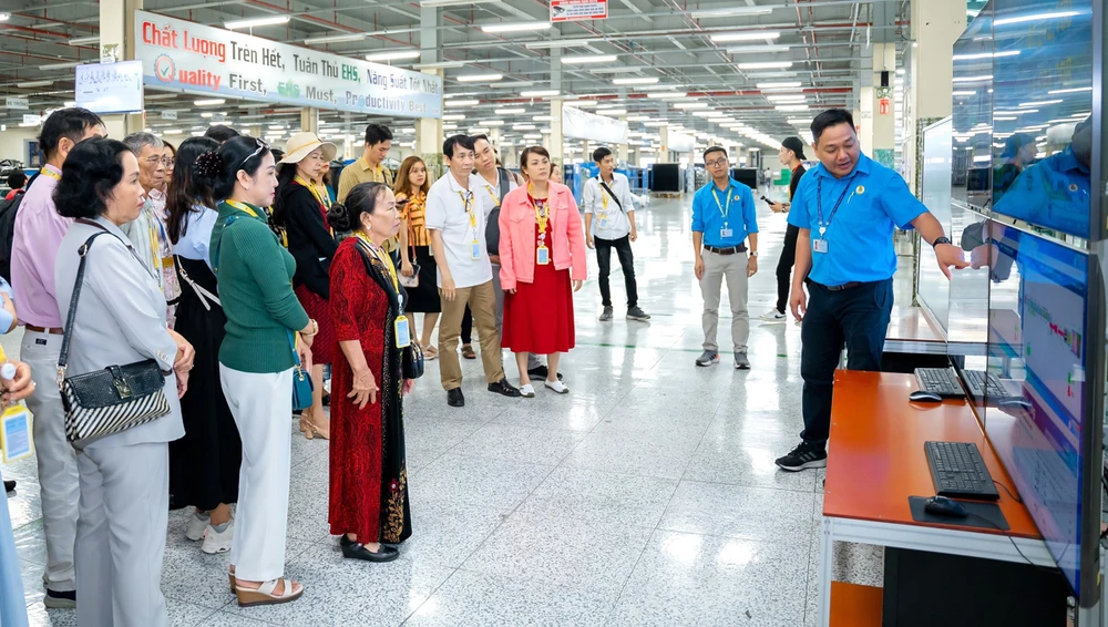 Người thân của người lao động tại một công ty được tham quan nơi làm việc của con mình