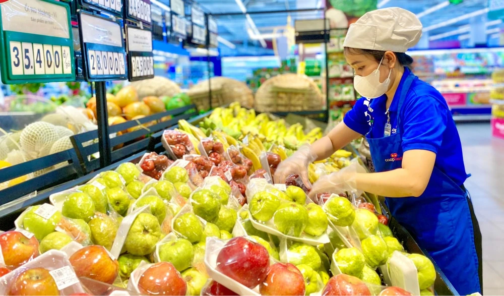Hàng hóa bình ổn giá tại các kênh bán lẻ thu hút người tiêu dùng XHH 8B.jpg