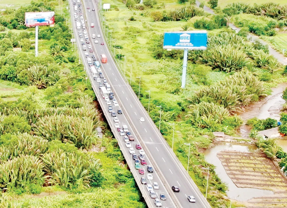 Đoạn cao tốc TPHCM - Long Thành luôn trong tình trạng quá tải. Ảnh: HOÀNG HÙNG