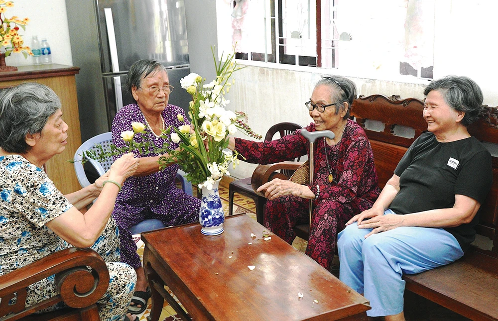 Cụ Mai Thị L. cùng những bạn già tại Trung tâm Dưỡng lão Thị Nghè (quận Bình Thạnh, TPHCM). Ảnh: HOÀNG HÙNG