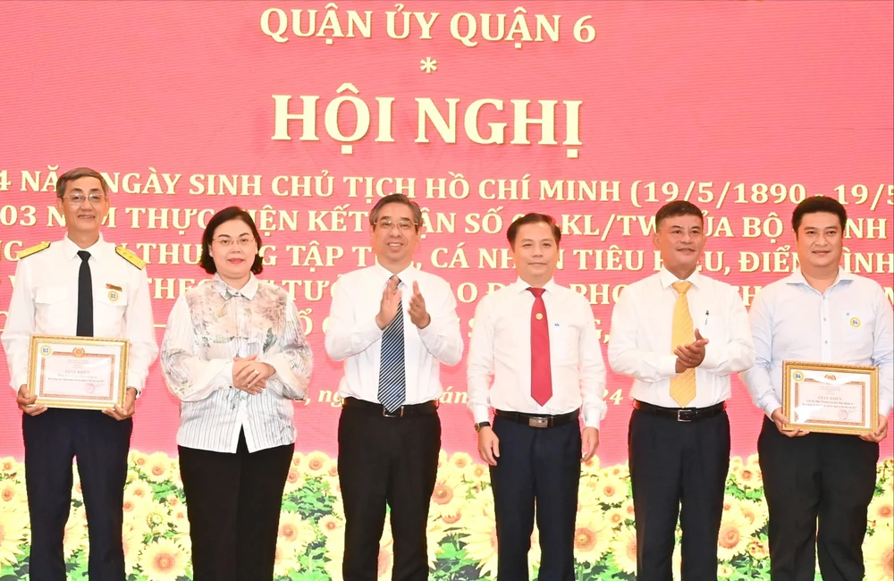 Phó Bí thư Thành ủy TPHCM Nguyễn Phước Lộc cùng lãnh đạo quận 6 trao khen thưởng cho các tổ chức đảng đạt tiêu chuẩn "Hoàn thành xuất sắc nhiệm vụ" tiêu biểu năm 2023. Ảnh: VIỆT DŨNG