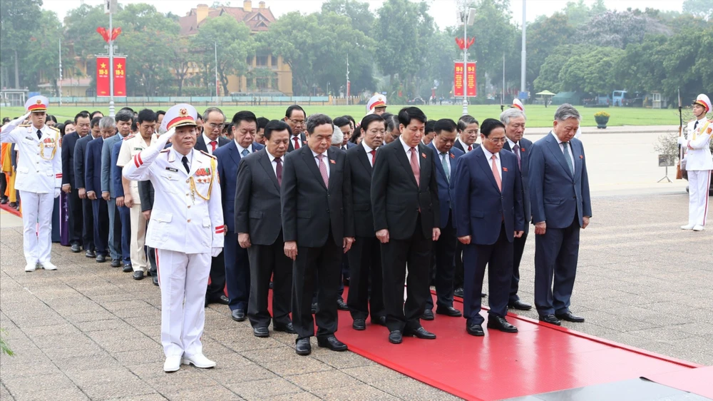 Các đại biểu kính cẩn tỏ lòng biết ơn vô hạn, lòng thành kính tưởng nhớ công lao to lớn của Chủ tịch Hồ Chí Minh