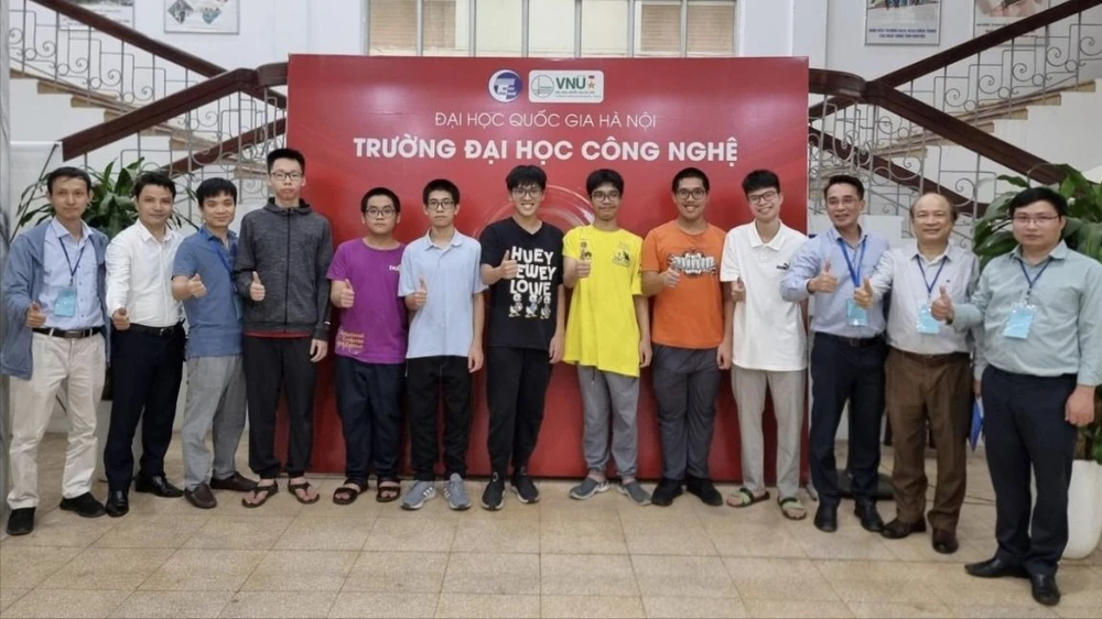 Các thành viên Đội tuyển quốc gia Việt Nam dự thi Olympic Tin học châu Á năm 2024