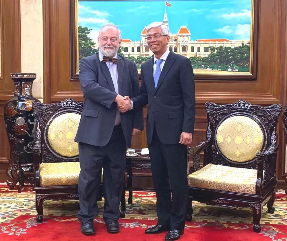 Phó Chủ tịch UBND TPHCM Võ Văn Hoan tiếp Ngài Hynek Kmoníček. Ảnh: XUÂN HẠNH