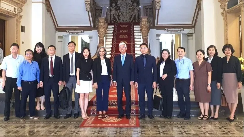 Lãnh đạo TPHCM chụp ảnh lưu niệm cùng phái đoàn GEAPP. Ảnh: THỤY VŨ Hoan 1.jpg