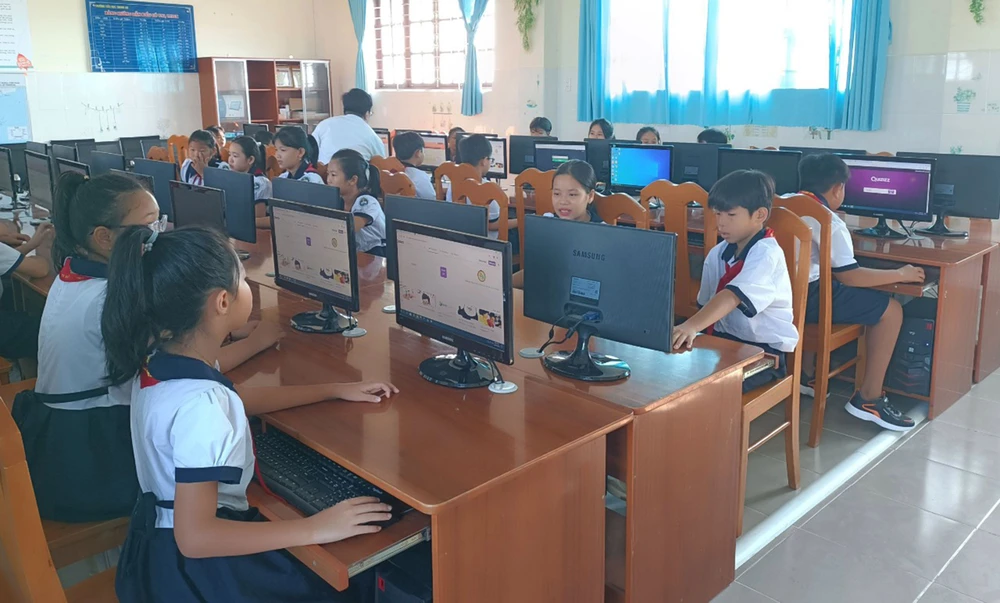 Học sinh Trường Tiểu học Thạnh An (huyện Cần Giờ, TPHCM) trong giờ học môn Tin học. Ảnh: THU TÂM S4c.jpg