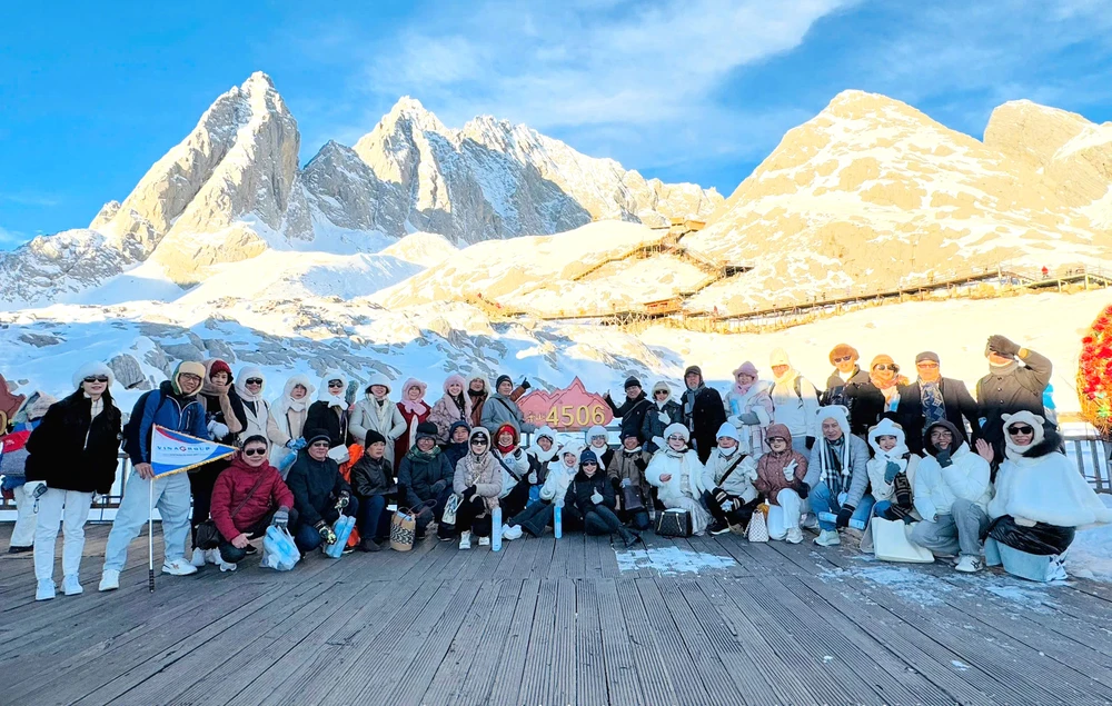 Đoàn khách Việt Nam tham quan Lệ Giang (Trung Quốc) ngày 14-11-2024 do Vina Group Travel tổ chức. Ảnh: THANH VŨ du-lich-1.jpg