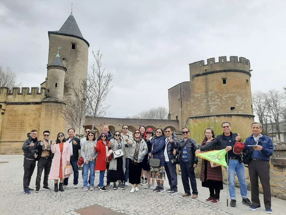 Du khách Việt tham quan châu Âu do BenThanh Tourist thực hiện. Ảnh: PHƯƠNG NGỌC du-lich.jpg