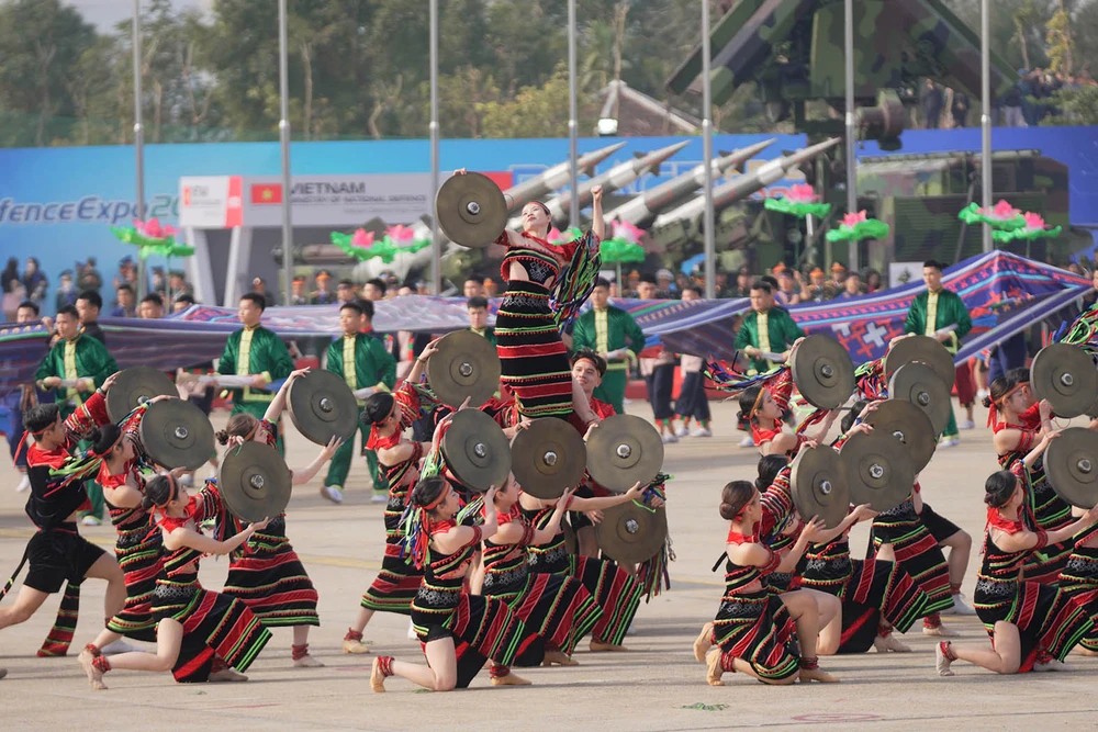 Việt Nam không chỉ mạnh mẽ trong bảo vệ Tổ quốc, mà còn sâu sắc trong việc bảo tồn và phát triển văn hóa