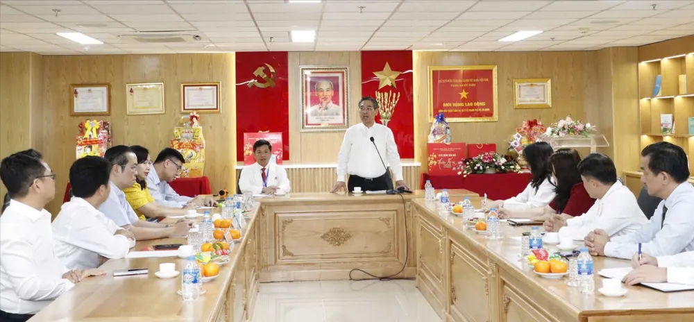 Đồng chí Nguyễn Phước Lộc cùng đoàn thăm, chúc tết Bệnh viện Nhân dân 115 09fe782ac90876562f19.jpg