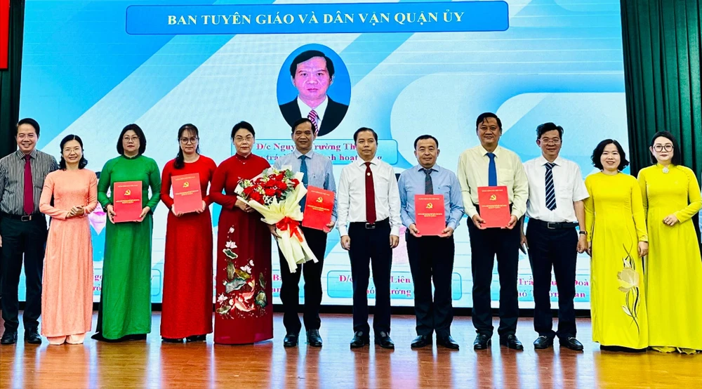 Lãnh đạo quận 6 trao quyết định, tặng hoa chúc mừng các đồng chí tại Ban Tuyên giáo Quận ủy và Ban Dân vận Quận ủy quận 6