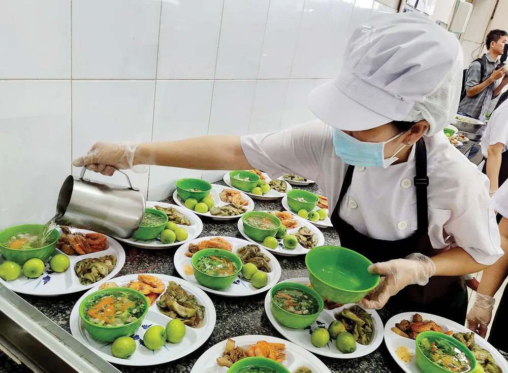 Cơ quan chức năng kiểm tra thực tế bữa ăn công nhân tại một công ty trên địa bàn TPHCM. Ảnh: GIAO LINH Q2b.jpg