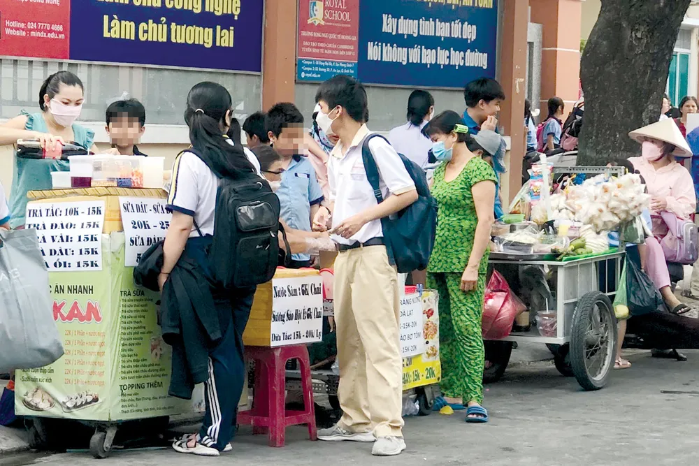 Hàng rong trước cổng trường tiềm ẩn nguy cơ về mất ATTP Q2c.jpg