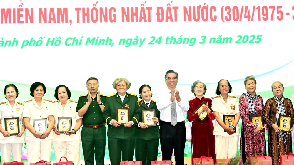 Thượng tướng Lê Quang Minh, Phó Chủ nhiệm Tổng cục Chính trị Quân đội nhân dân Việt Nam và đồng chí Nguyễn Phước Lộc, Phó Bí thư Thành ủy, Chủ tịch Ủy ban MTTQ Việt Nam TPHCM tặng quà tri ân đến các Mẹ, các dì, các cô. Ảnh VIỆT DŨNG