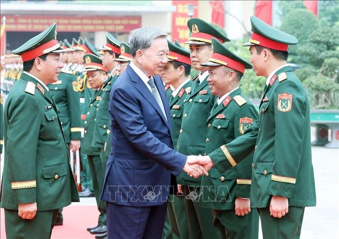Tổng Bí thư Tô Lâm với lãnh đạo, sĩ quan chỉ huy Bộ Tư lệnh Binh chủng Tăng thiết giáp. Ảnh: Thống Nhất/TTXVN tongbithu.jpeg