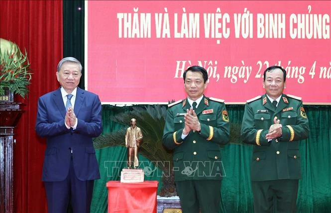 Tổng Bí thư Tô Lâm tặng bức tượng Chủ tịch Hồ Chí Minh cho Binh chủng Tăng thiết giáp, Ảnh: Thống Nhất/TTXVN tongbithu2.jpeg