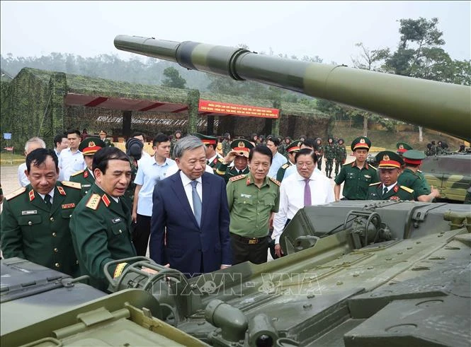Tổng Bí thư Tô Lâm tham quan vũ khí, khí tài của Binh chủng Tăng thiết giáp. Ảnh: Thống Nhất/TTXVN tongbithu4.jpeg