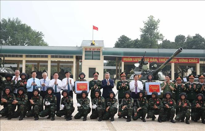 Tổng Bí thư Tô Lâm động viên, tặng quà cho cán bộ, chiến sĩ của Bộ Tư lệnh Binh chủng Tăng thiết giáp. Ảnh: Thống Nhất/TTXVN tongbithu5.jpeg
