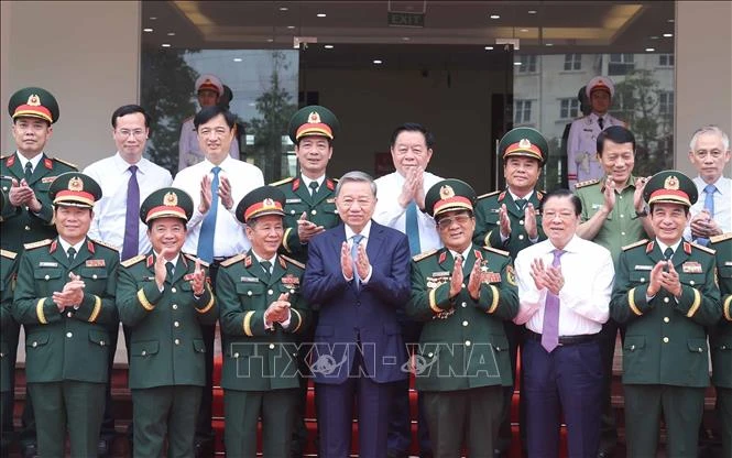 Tổng Bí thư Tô Lâm với lãnh đạo Bộ Tư lệnh Binh chủng Tăng thiết giáp. Ảnh: Thống Nhất/TTXVN tongbithu6.jpeg