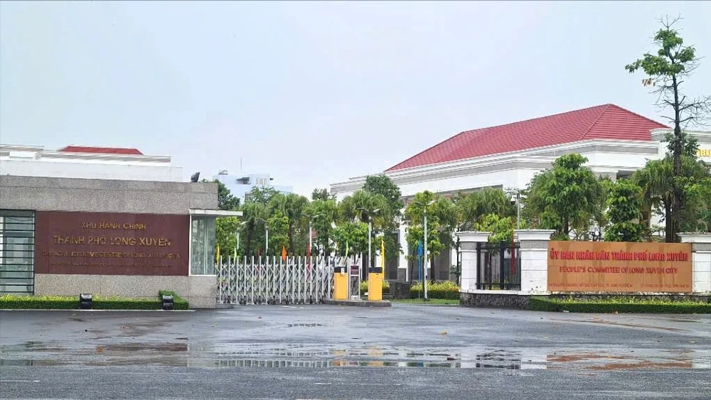 Trụ sở UBND TP Long Xuyên DCF7CC3B-6340-405A-9AFB-6DBE9526CBE0.jpeg