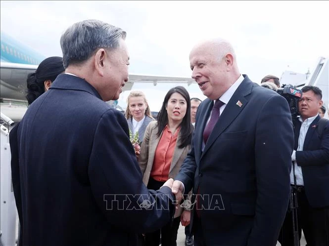 Phó Thủ tướng Belarus Anatoly Sivak đón Tổng Bí thư Tô Lâm và Phu nhân tại sân bay quốc tế Minsk. Ảnh: Thống Nhất/TTXVN tongbithu_tolam3.jpg
