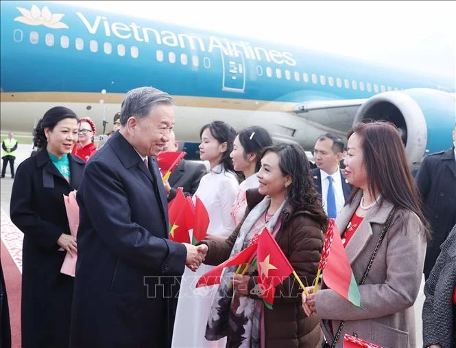 Đại diện cộng đồng người Việt Nam tại Belarus đón Tổng Bí thư Tô Lâm và Phu nhân ở sân bay quốc tế Minsk. Ảnh: Thống Nhất/TTXVN tongbithu_tolam4.jpg