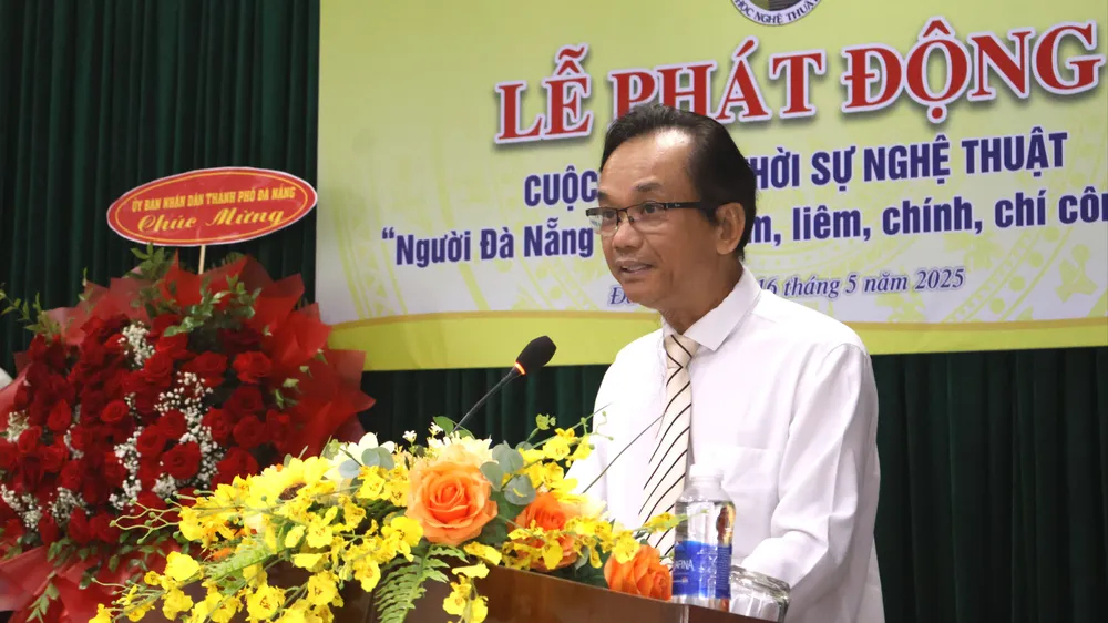 Chủ tịch Liên hiệp các Hội Văn học-Nghệ thuật Đà Nẵng Nguyễn Nho Khiêm phát biểu tại buổi lễ IMG_7458.JPG