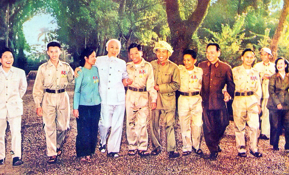 Chủ tịch Hồ Chí Minh với các Anh hùng chiến sĩ miền Nam năm 1965. Ảnh: TƯ LIỆU bacho1.jpg