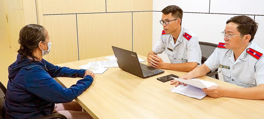Thanh tra viên Thanh tra TPHCM tiếp xúc, trao đổi, giải quyết các khiếu nại của người dân. Ảnh: THU HƯỜNG thanhtra.jpg