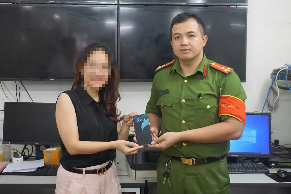 Công an trao trả tài sản bị cướp giật cho chủ nhân taisan.jpg