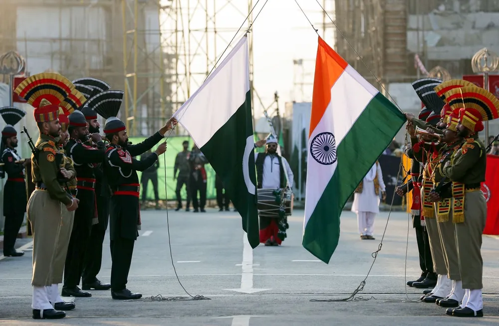 Lực lượng an ninh Ấn Độ và Pakistan gác tại cửa khẩu biên giới Attari - Wagha. Ảnh: ANI/TTXVN ando_pakistan.jpg
