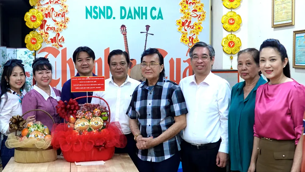 Đồng chí Nguyễn Phước Lộc đến thăm NSND Thanh Tuấn. Ảnh: THÚY BÌNH Nguyen Phuoc Loc - NSND Thanh Tuan.JPG