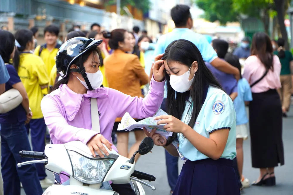 Phụ huynh động viên con trước giờ thi. Ảnh: THANH CHIÊU thisinh_1.jpg